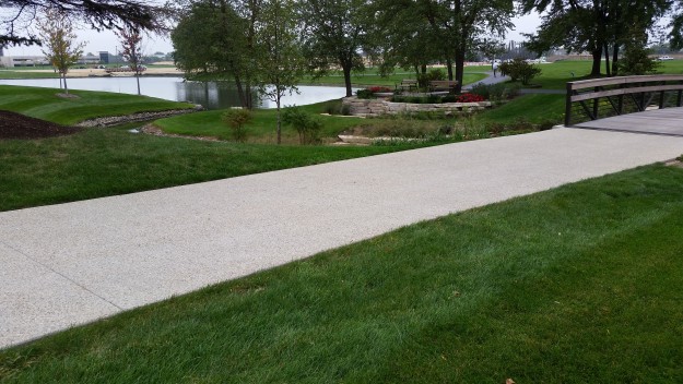 Hamilton Lakes Business Park – Exposed aggregate pathway with muscateen blend